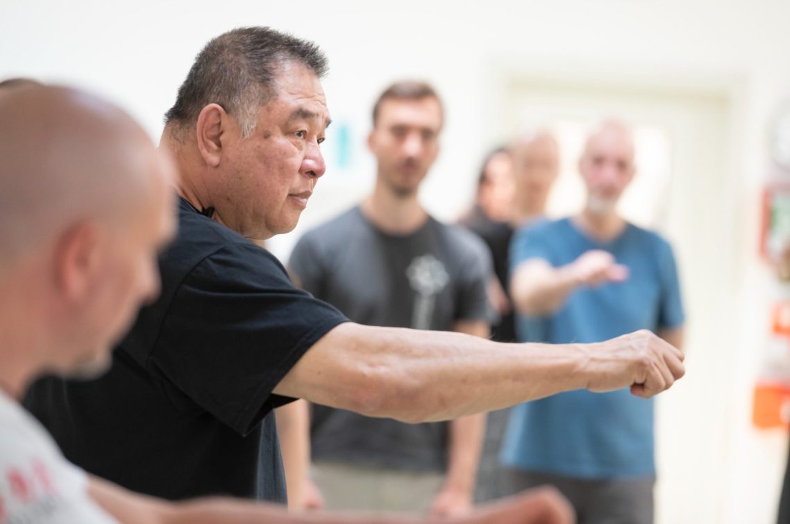 GM Sam Chin demonstriert sechs Richtungen in drei Dimensionen. Sein Arm ist dabei horizontal nach vor gehalten.