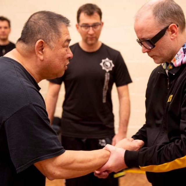 GM Sam Chin erläutert Marvin Sadrinna eine Übung